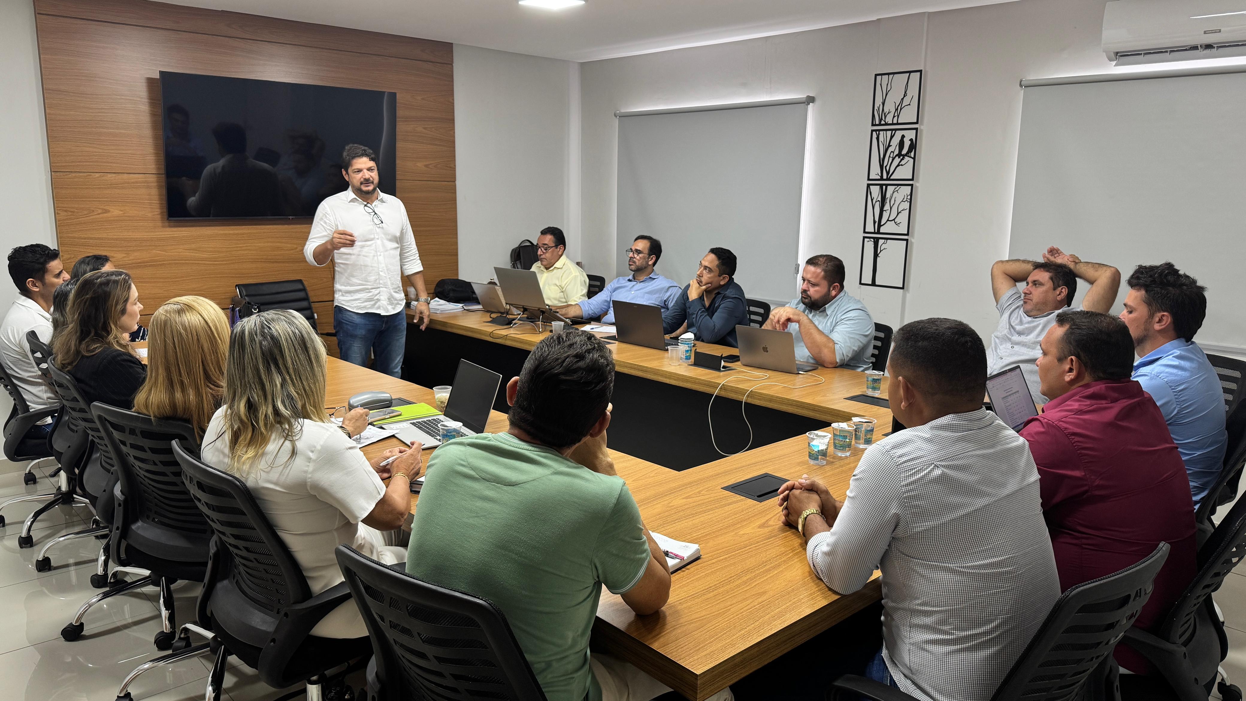Foto 4 – Prefeito de Beneditinos participa de reunião com os Secretários