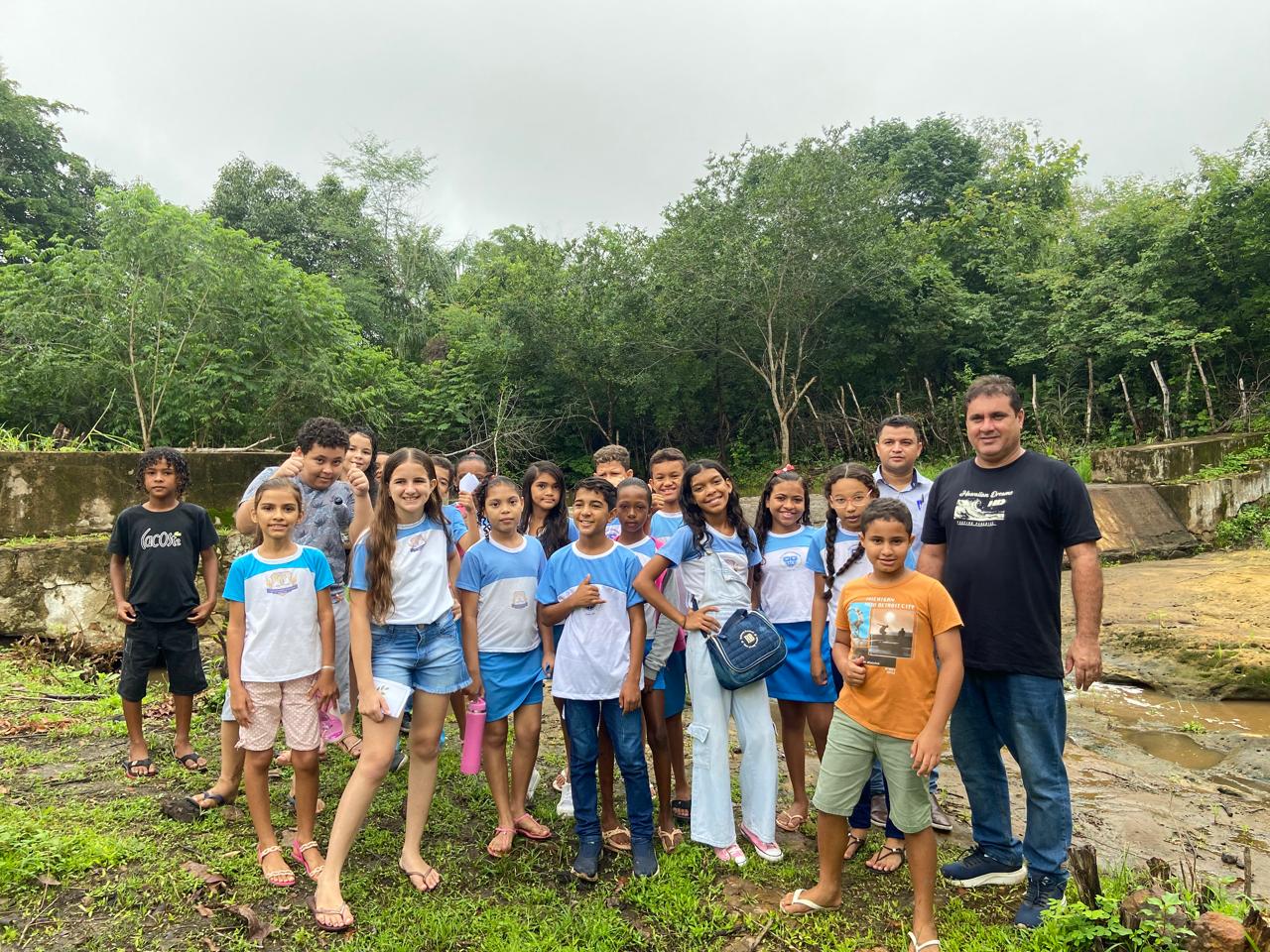 Estudantes participam de aula ambiental no Riacho Taboquinha