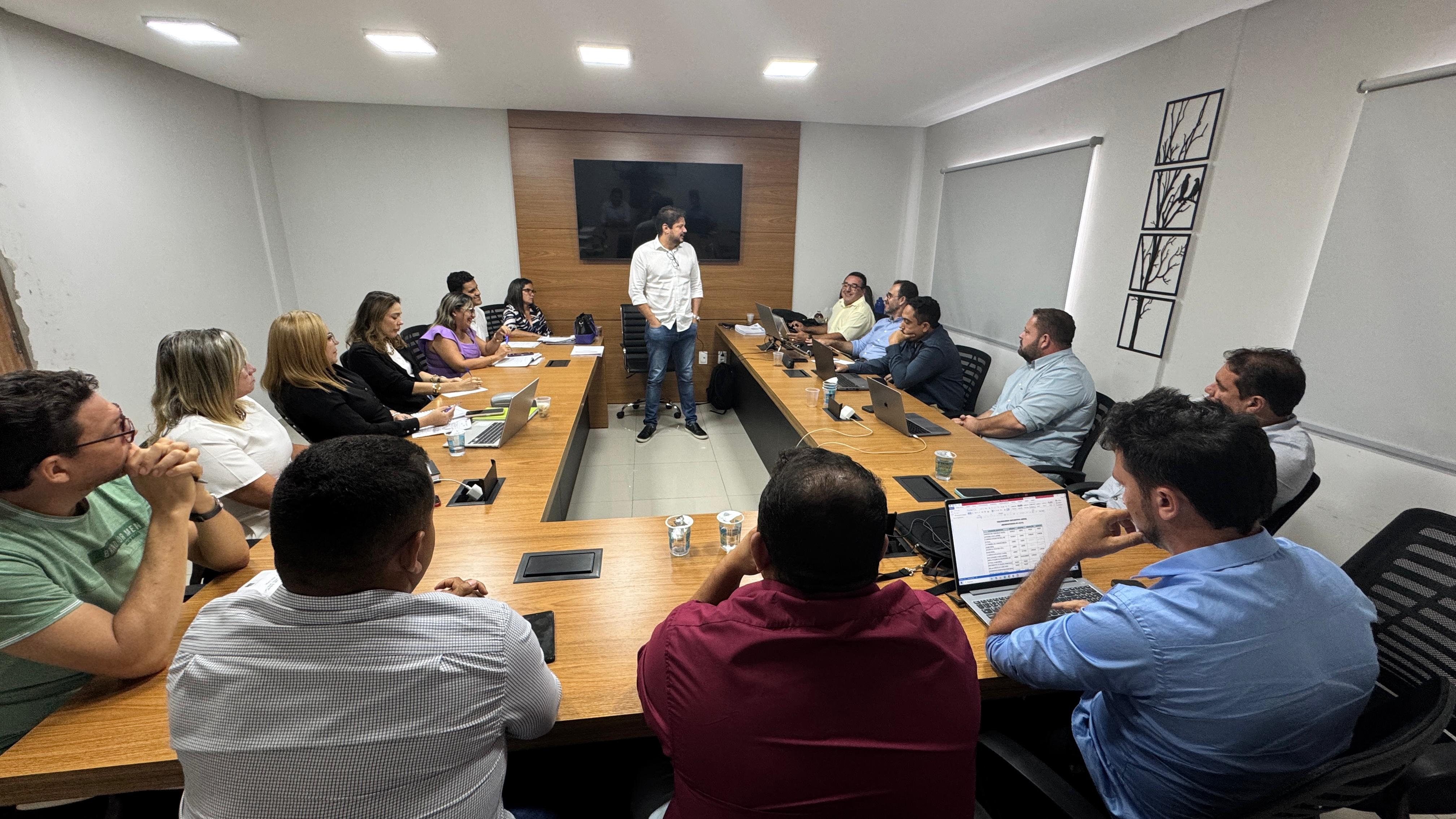Foto 5 – Prefeito de Beneditinos participa de reunião com os Secretários