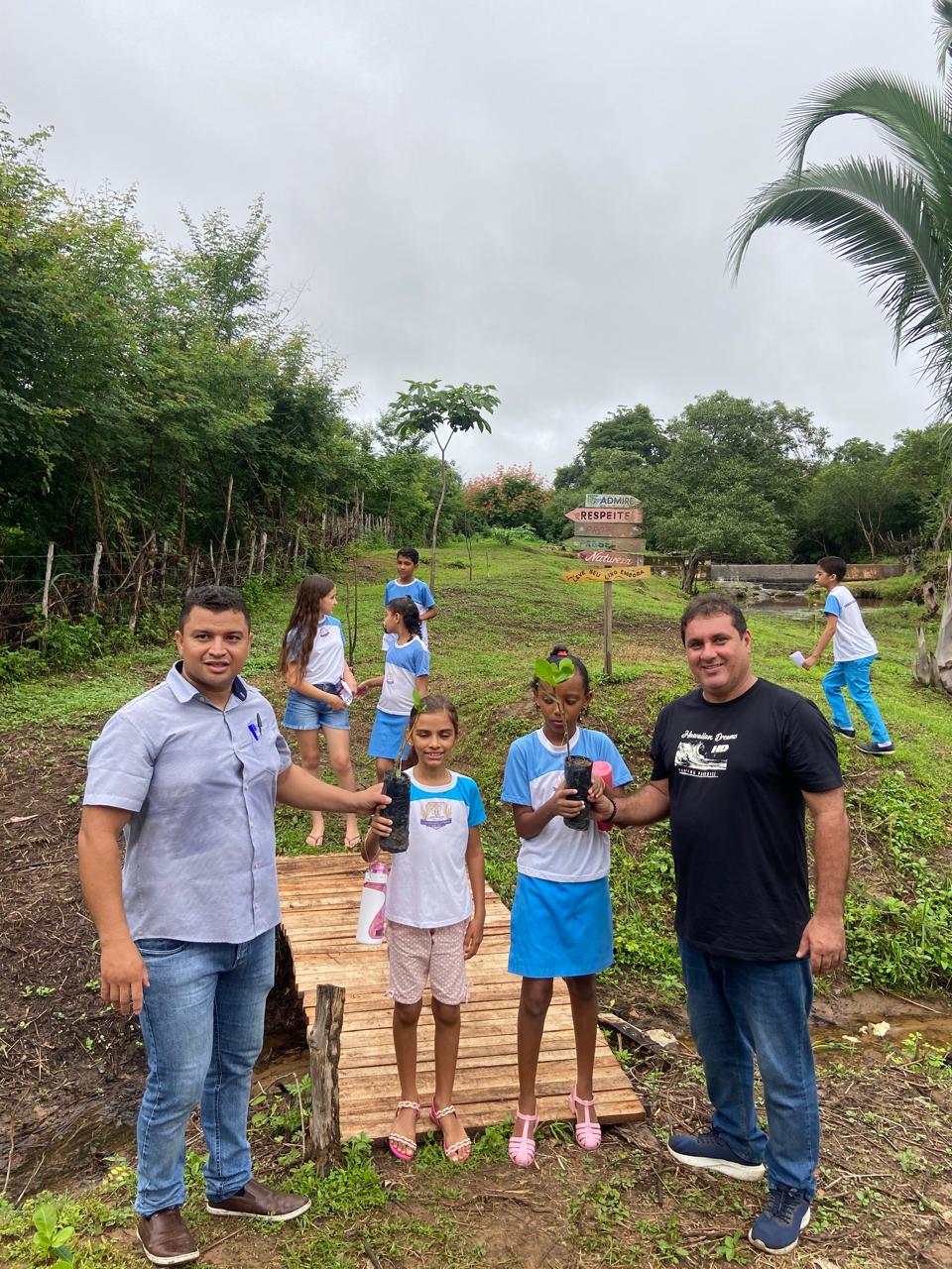 Foto 5 – Estudantes participam de aula ambiental no Riacho Taboquinha