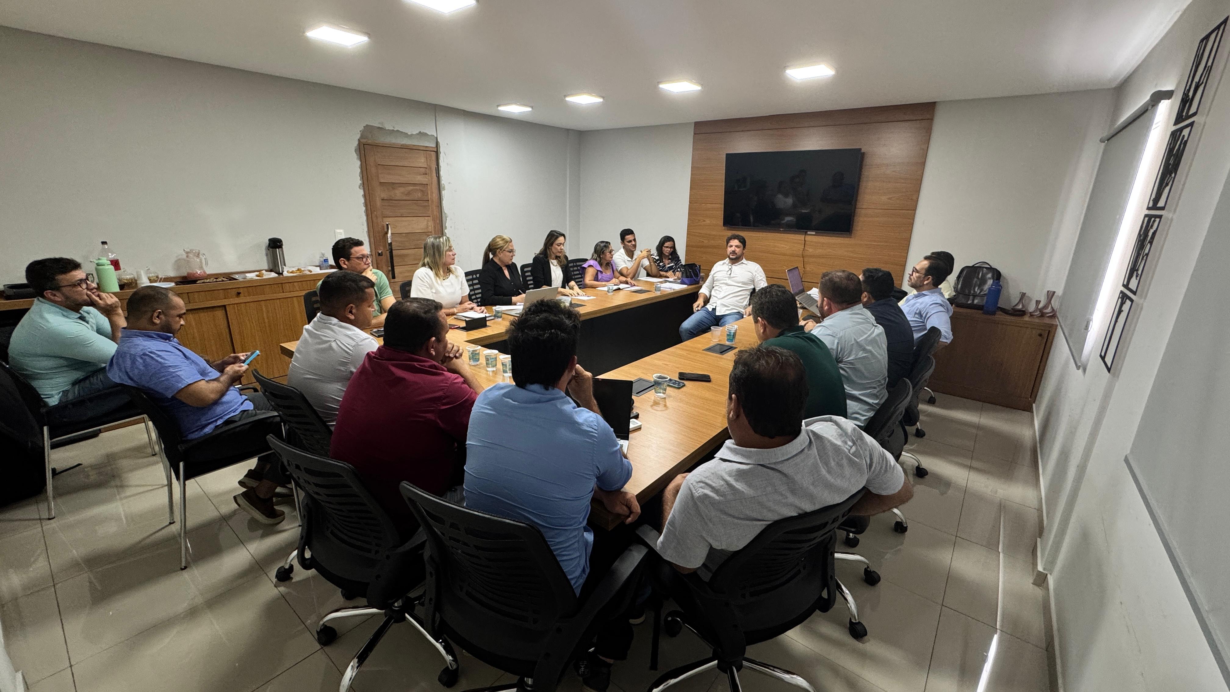 Foto 1 – Prefeito de Beneditinos participa de reunião com os Secretários