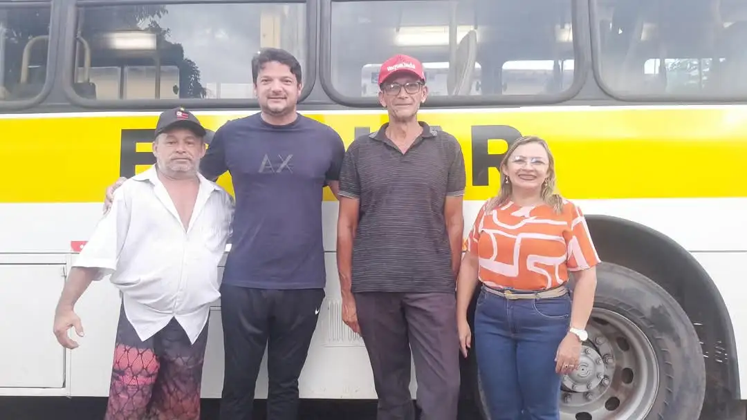 Foto 1 – Beneditinos é contemplada com nova frota de transporte escolar