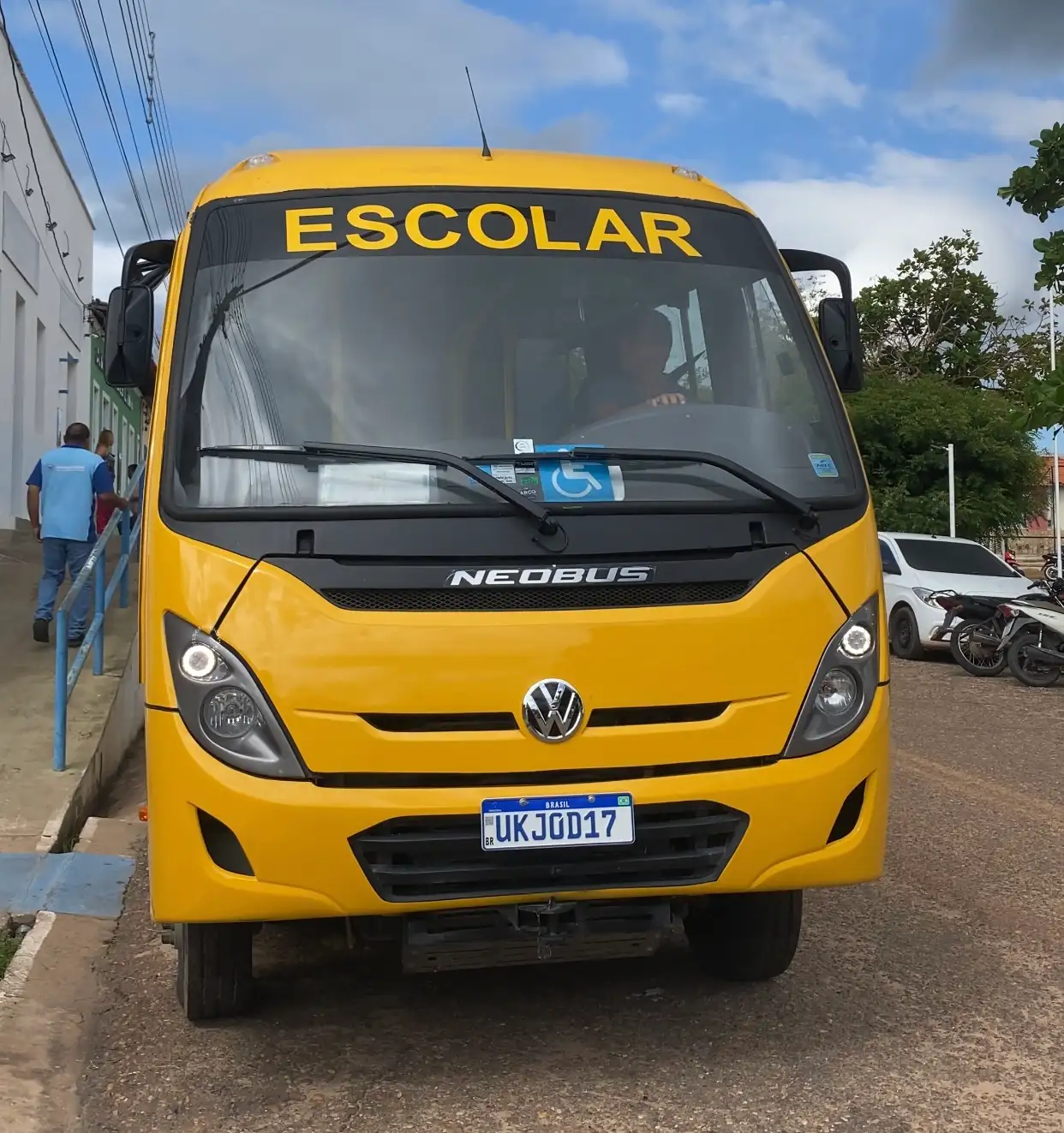 Educação de Beneditinos ganha novo ônibus escolar