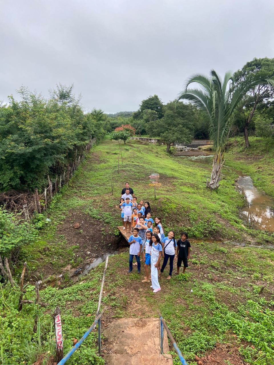 Foto 1 – Estudantes participam de aula ambiental no Riacho Taboquinha