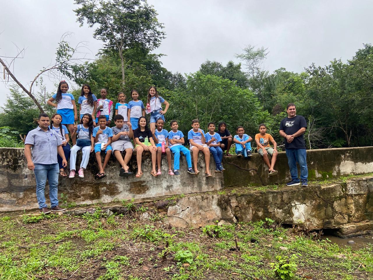 Foto 4 – Estudantes participam de aula ambiental no Riacho Taboquinha