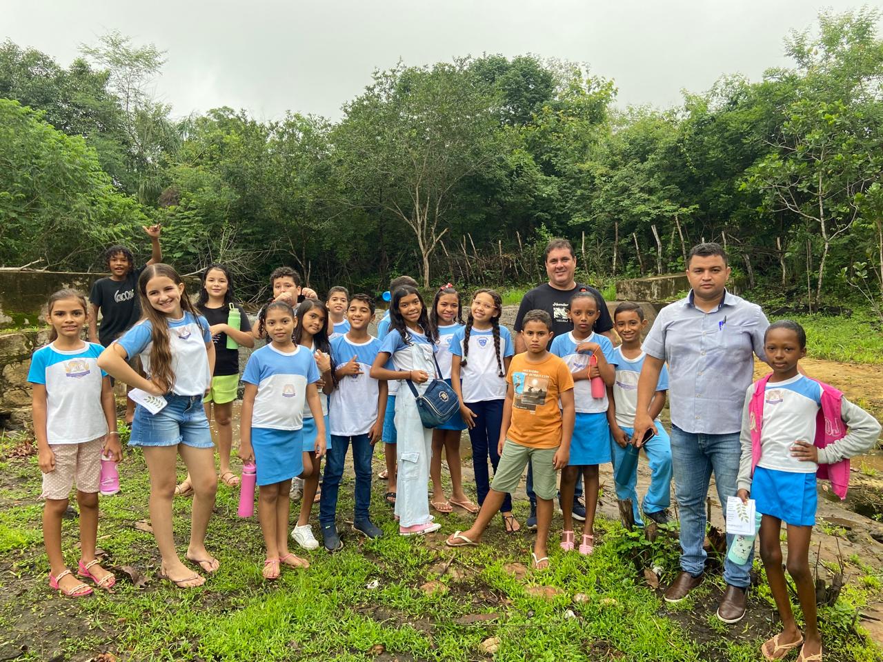 Foto 3 – Estudantes participam de aula ambiental no Riacho Taboquinha