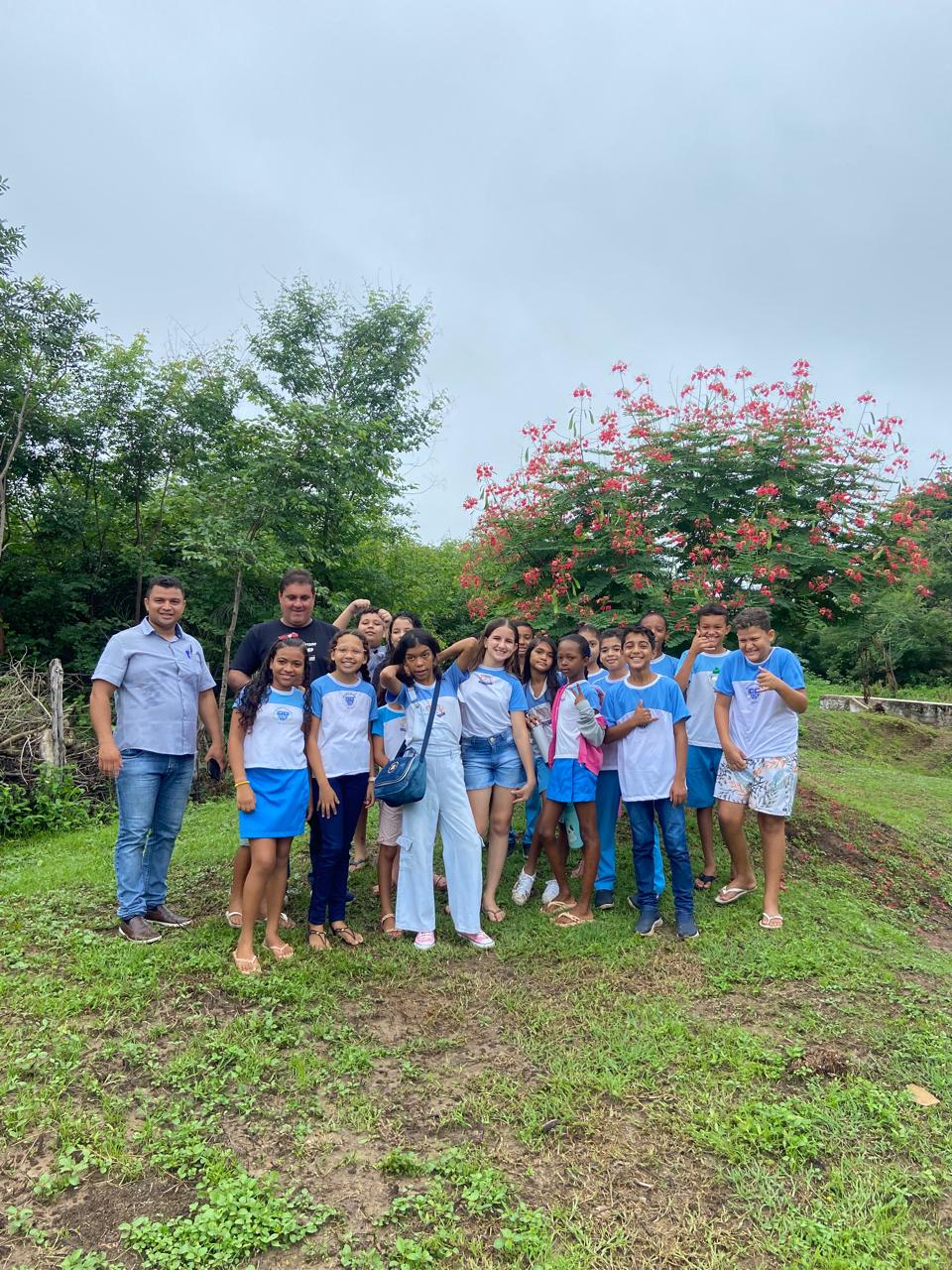 Foto 2 – Estudantes participam de aula ambiental no Riacho Taboquinha